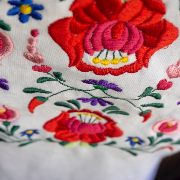 Embroidered Woman T-shirt with hungarian Kalocsa Flower design - Picture 7 of 8